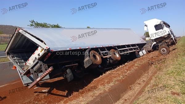 Acidente com carreta causa congestionamento na Rodovia Cândido Portinari, em Jardinópolis