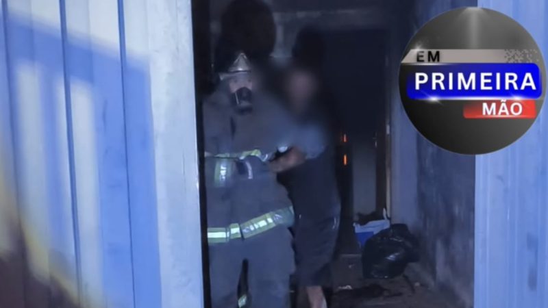 Bombeiros resgatam homem de residência em chamas no bairro Santa Luzia, em Franca