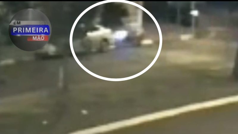 Motociclista fica gravemente ferido após bater em carro estacionado em avenida de Franca