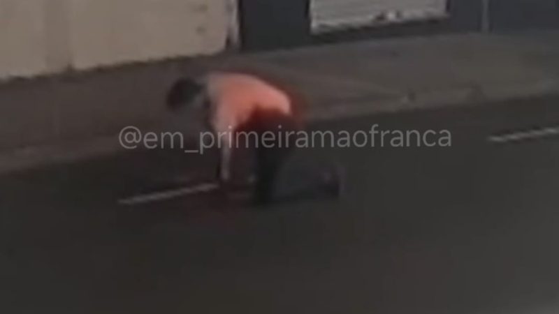Câmeras de segurança registram homem ferido momentos antes de morrer, em Franca