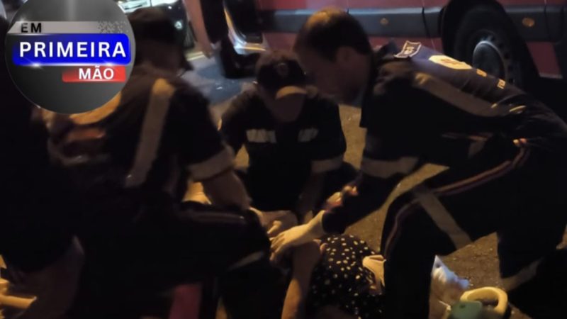 Câmera de segurança registra momento em que idosa é atropelada por carro