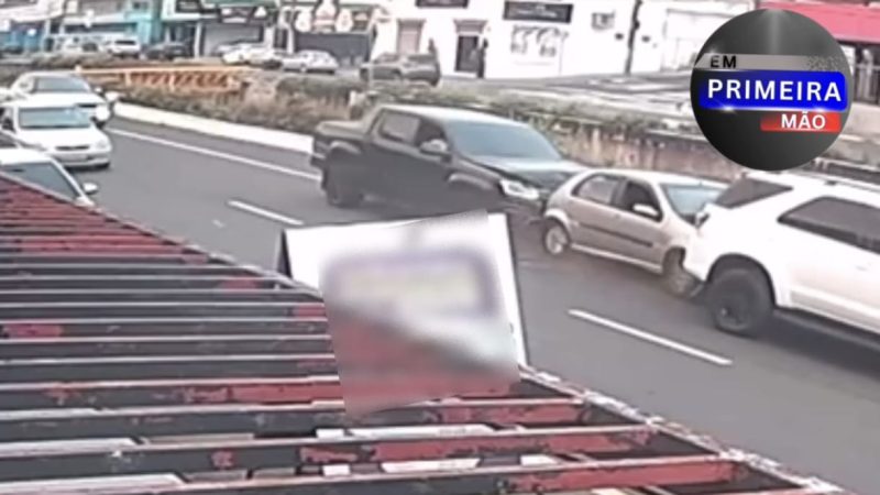 Câmera de segurança registra colisão entre três veículos em avenida de Franca