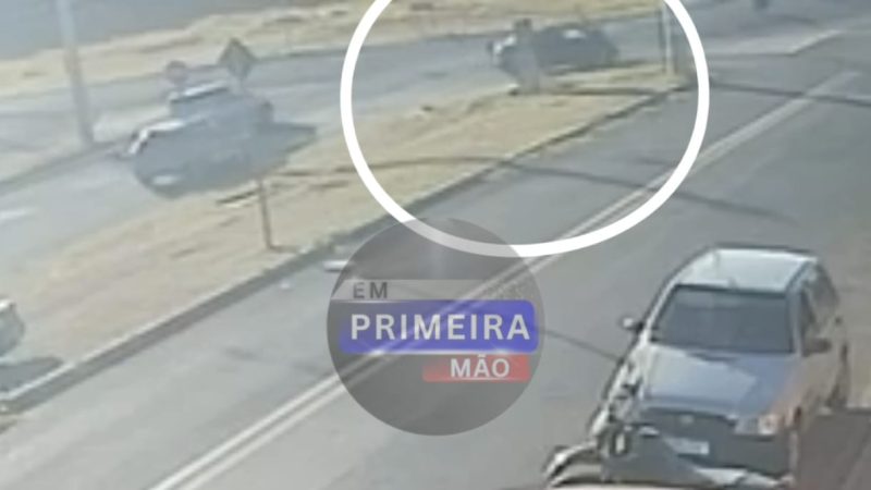 Câmera de segurança registra colisão entre carro e moto em avenida de Franca