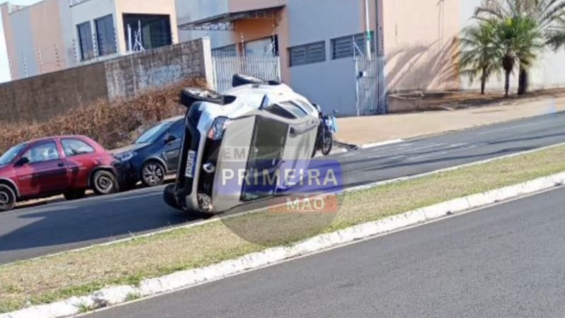 Motorista perde controle, colide com carro estacionado e veículo tomba em avenida de Franca
