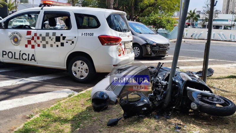 Motociclista fica ferido após colisão em rotatória da avenida Ismael Alonso y Alonso