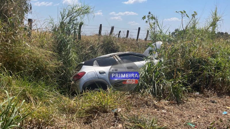Carro cai em barranco após acidente na rodovia Tancredo Neves