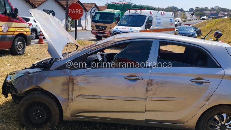 Motorista perde controle de veículo e capota em rodovia de Franca