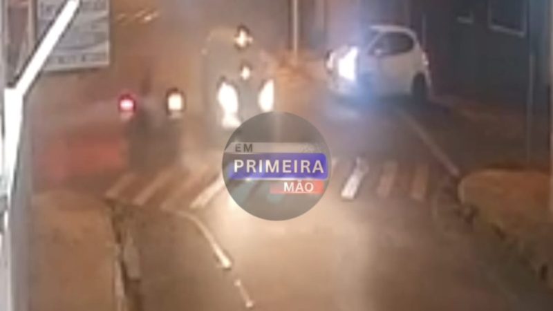 Motociclista entra na contramão, avança cruzamento e colide em carro