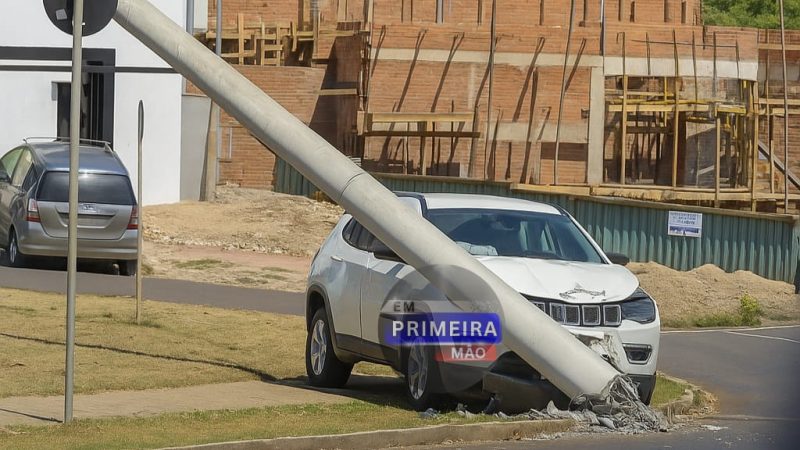 Motorista perde controle de veículo e colide contra poste em avenida de Franca