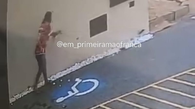 Homem é flagrado furtando fiação elétrica de escola de jiu-jítsu em Franca