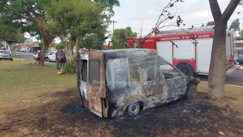 Incêndio em veículo mobiliza equipe do Corpo de Bombeiros em avenida de Franca