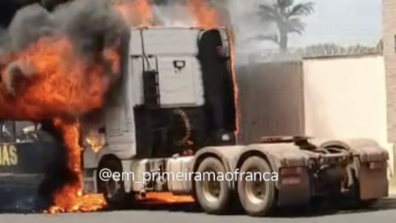 Caminhão fica completamente destruído após pegar fogo no Recanto Elimar
