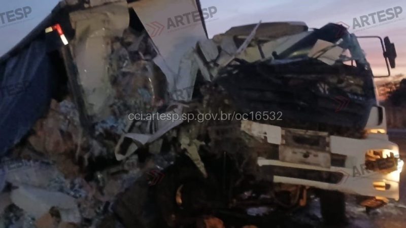 Acidente entre carretas causa derramamento de carga em rodovia de Ituverava
