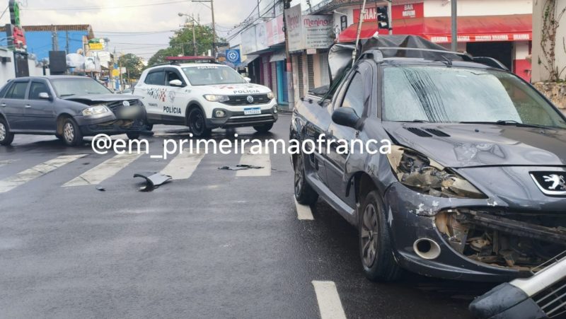 Colisão entre dois carros é registrada por câmera de segurança em cruzamento de Franca