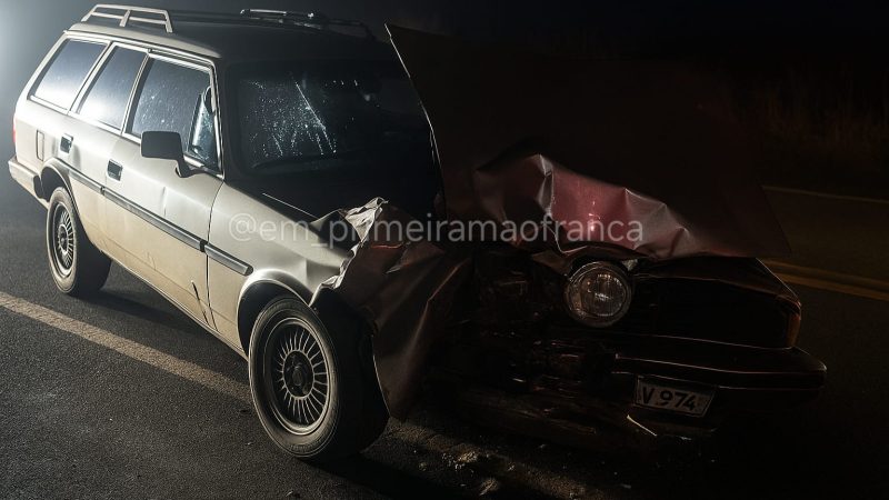 Motorista causa acidente, arranca placas do carro e foge abandonando veículo