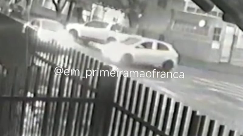 Câmera de segurança registra colisão entre dois veículos em cruzamento de Franca