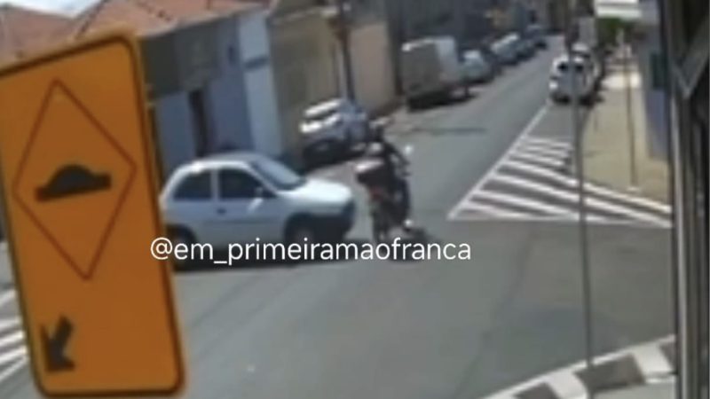 Motorista avança pare e provoca acidente em cruzamento de Franca
