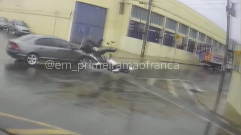 Motorista avança sinal de pare e atinge motociclista em cruzamento de Franca