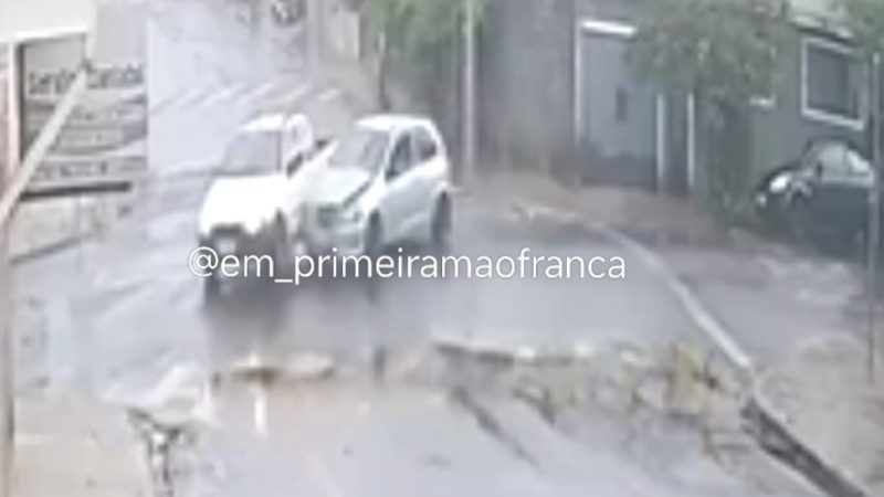 Motorista avança sinal de pare e causa acidente no bairro Conceição Leite, em Franca