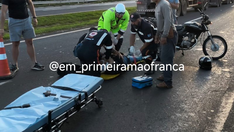 Motociclista fica em estado grave após colidir na traseira de caminhão na Ronan Rocha em Franca
