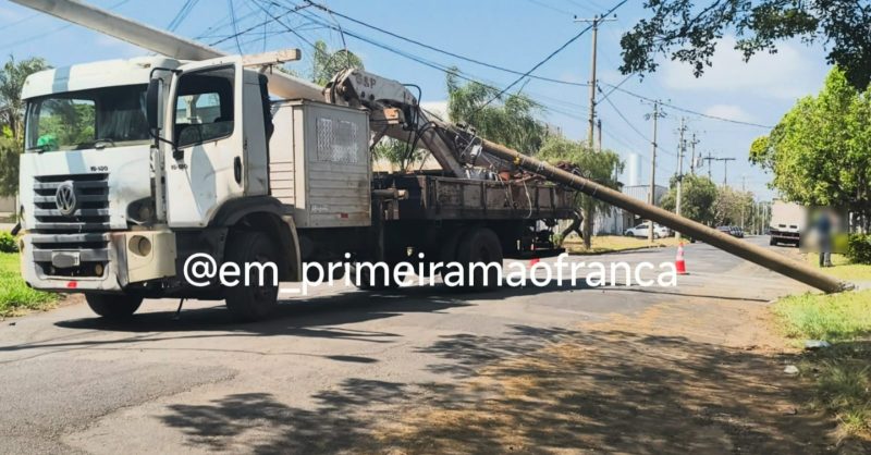 Caminhão de transporte de postes derruba poste no Distrito Industrial em Franca