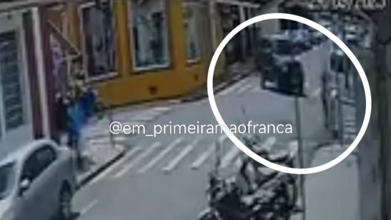 Motociclista atinge poste de semáforo após ter a frente cortada por carro em Franca