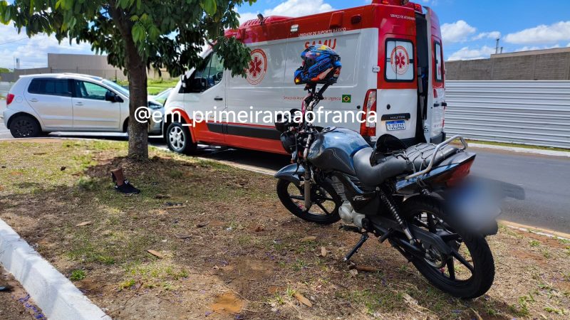 Colisão entre carro e moto deixa motociclista gravemente ferido em Franca