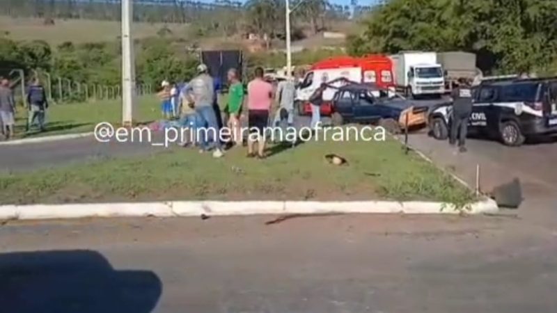 Uma pessoa morreu em um grave acidente entre carreta e dois carros no trevo de Cássia