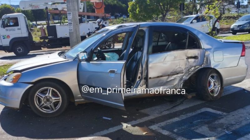 Carros ficam destruídos após colisão na Avenida Nelson Nogueira, em Franca