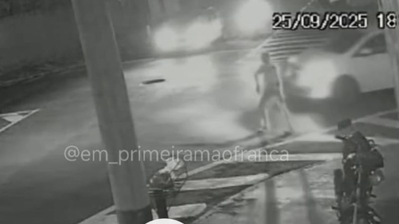 Câmeras de segurança registram momento em que idosa é atropelada na Vila Rezende