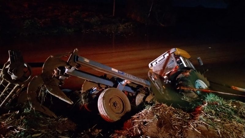 Homem morre após trator cair em represa em Batatais