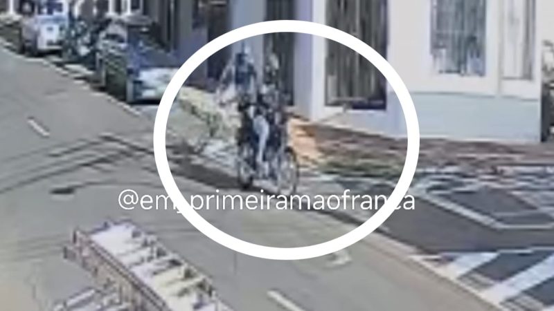 Câmera de segurança registra acidente entre bicicleta e moto no Centro de Franca