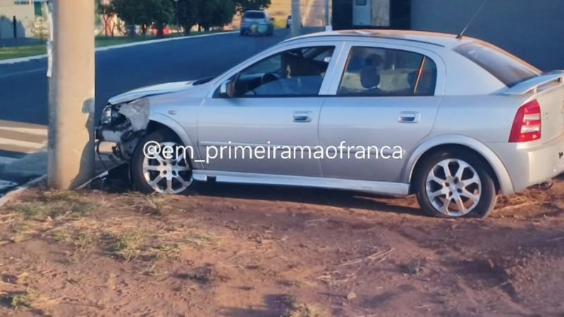 Motorista perde controle de veículo e colide contra poste em avenida de Franca