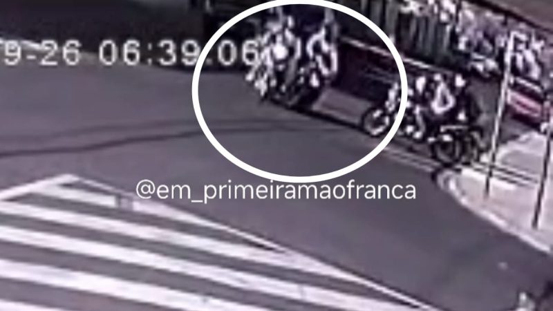 Mulher fica ferida após colisão entre duas motos na Vila Rezende