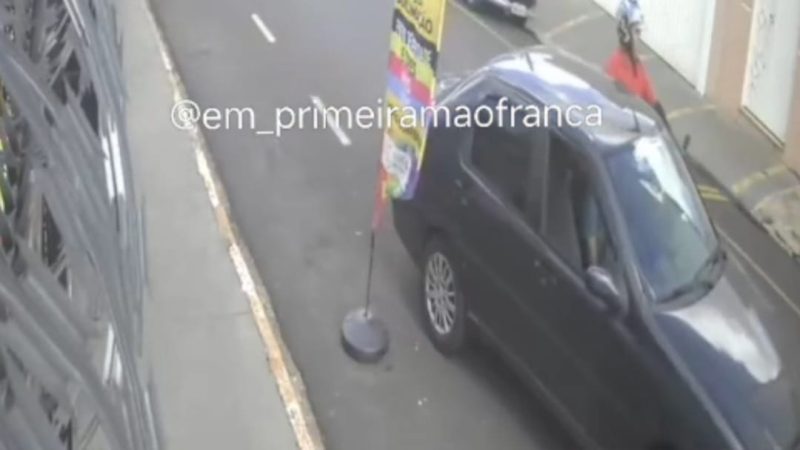 Colisão entre moto e carro é registrada por câmera de segurança