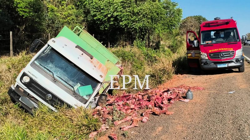 Motorista perde controle de caminhão e tomba em rodovia de Franca