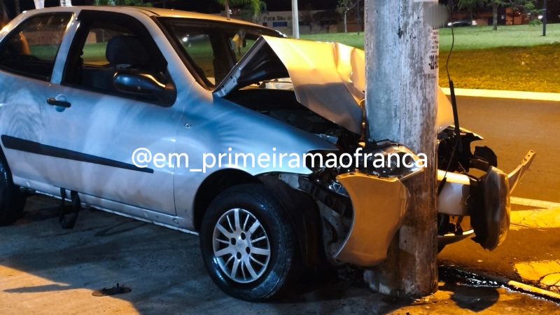 Criança fica ferida após motorista perder controle de veículo e colidir contra poste em avenida de Franca