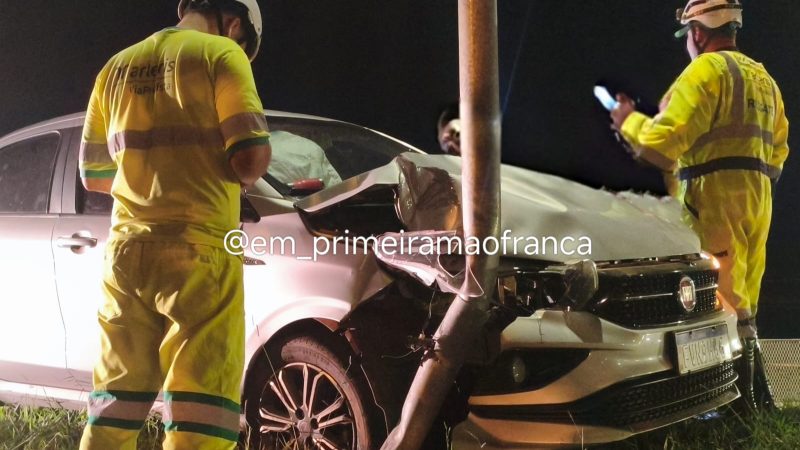 Motorista colide contra poste ao desviar de cachorro na Cândido Portinari, em Franca