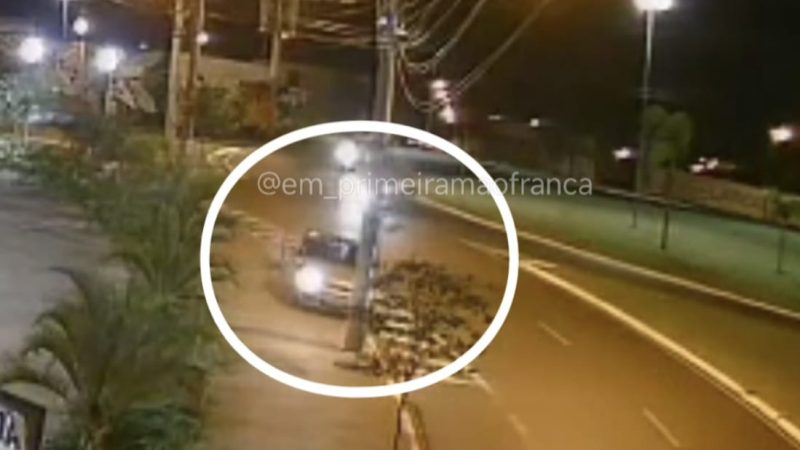 Câmera de segurança registra momento em que veículo colide em poste e criança fica ferida