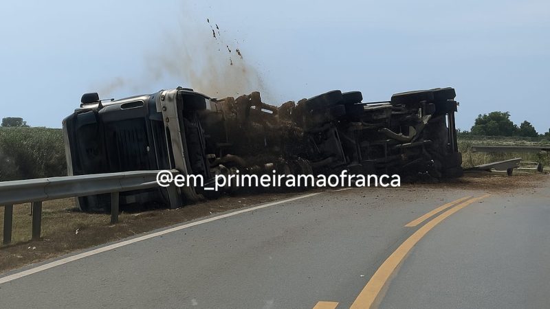 Caminhão bitrem carregado com esterco tomba na rodovia Felipe Calixto