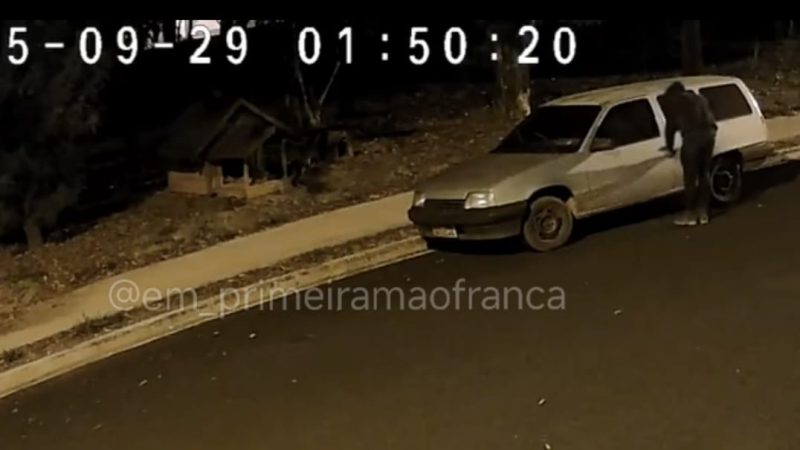 Criminosos são flagrados por câmera de segurança furtando veículo em Franca