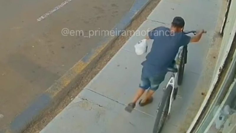 Criminoso é flagrado por câmera de segurança furtando bicicleta em Franca