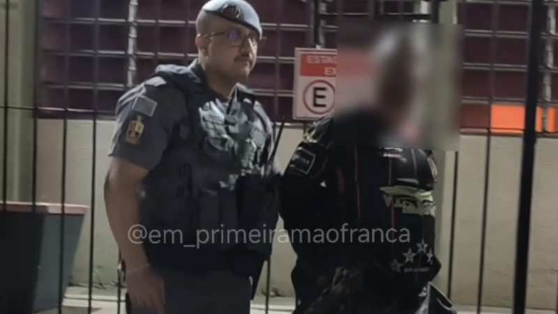 Traficante tenta fugir dispensando drogas, mas acaba preso pela PM