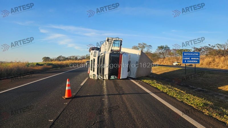 Carreta tomba na Rodovia Anhanguera em Sales Oliveira