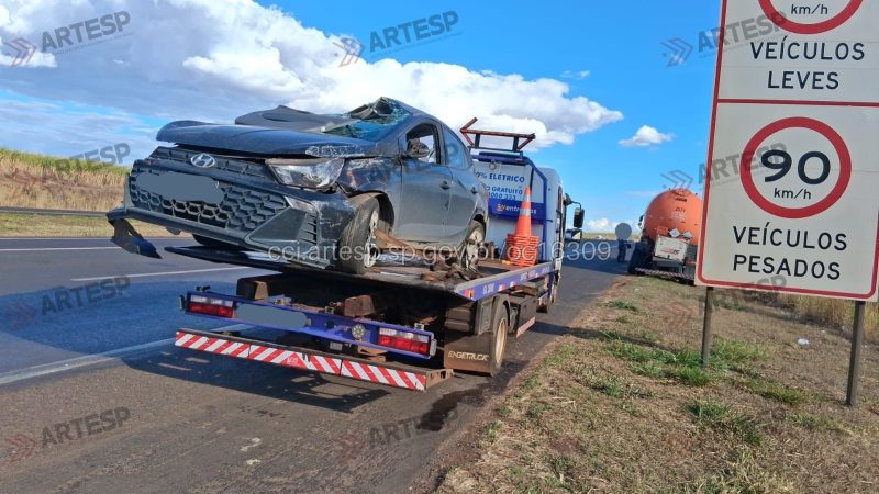 Carro capota após colidir na traseira de carreta na rodovia Anhanguera, em Igarapava
