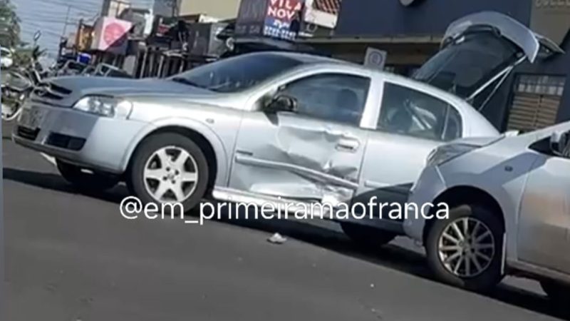 Colisão entre dois carros e uma moto é registrada em cruzamento de Franca