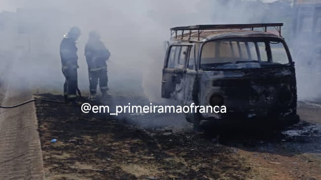 Perua Kombi fica destruída após pegar fogo em rodovia de Franca