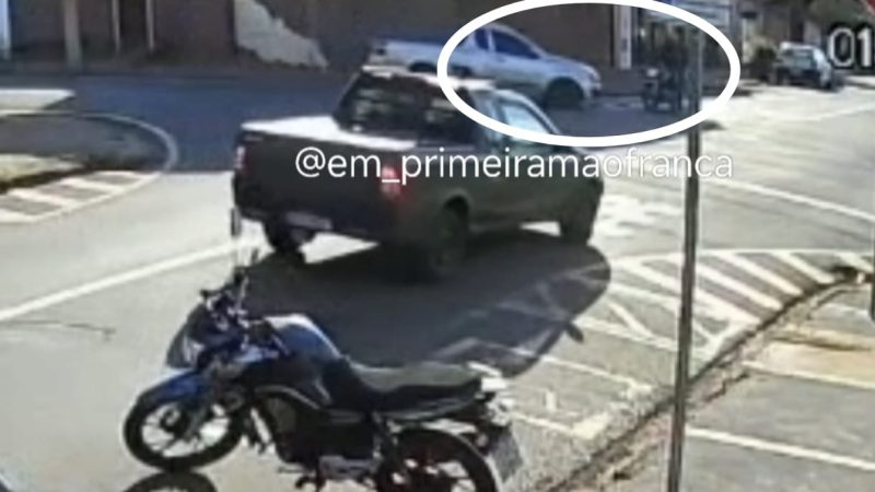 Câmera de segurança registra motorista colidindo com moto em cruzamento de Franca