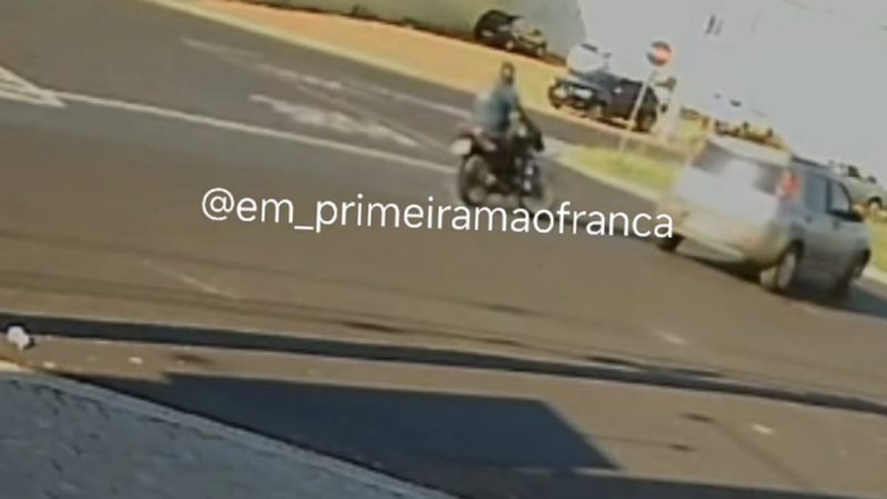 Colisão entre moto e carro em cruzamento é registrada por câmera de segurança