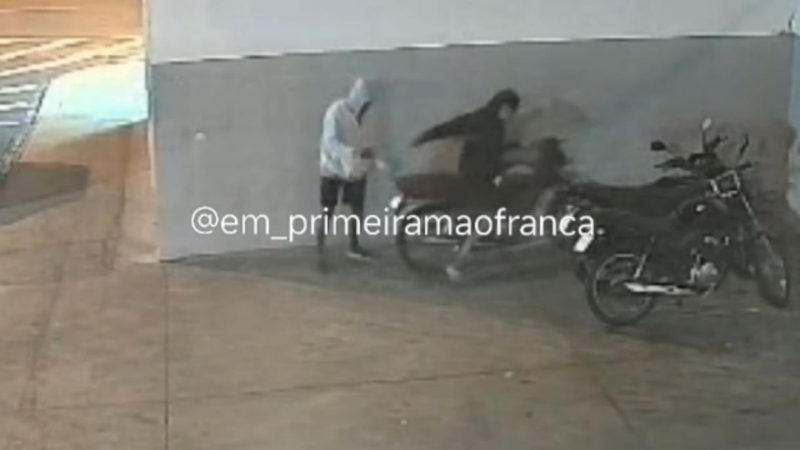 Criminosos são flagrados furtando moto em estacionamento de supermercado